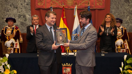 Imagen de El Cabildo entrega a Radio Ecca la Medalla de Oro de la Isla