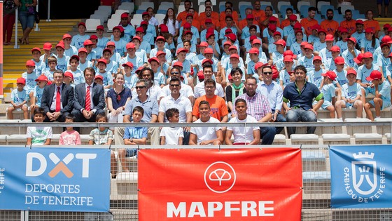 Imagen de El I Tenerife International Camps reúne a los exfutbolistas Cruyff, Kluivert, Karembeu y Luis García