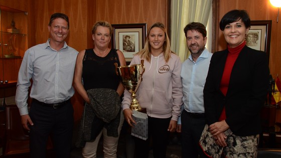 Imagen de El Cabildo felicita a Alexandra Rinder por su título en el Campeonato del Mundo de bodyboard