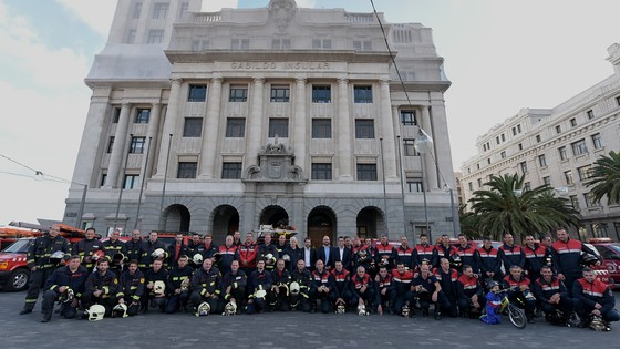 Imagen de El Cabildo destaca la labor de los bomberos durante el rescate del edificio derrumbado en Los Cristianos
