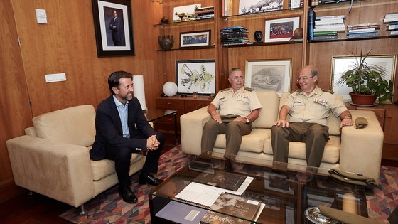 Imagen de Carlos Alonso recibe al nuevo director del Instituto de Historia y Cultura Militar de Canarias