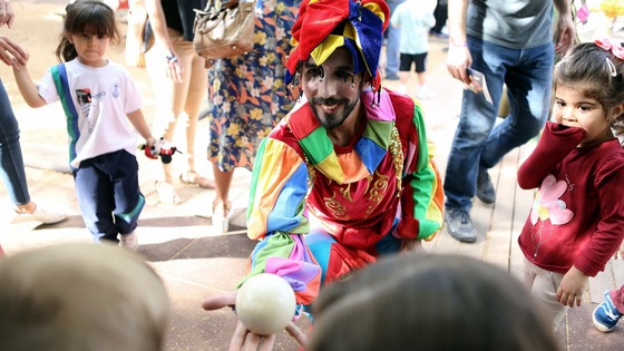 Imagen de Un Hoffmann de circo se pasea por el Parque García Sanabria para invitar a niños y grandes a Ópera en Familia 