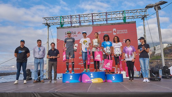 Imagen de Yeray Durán y Christelle Bard se coronan vencedores de la Ultra de la Cajamar Tenerife Bluetrail 2017