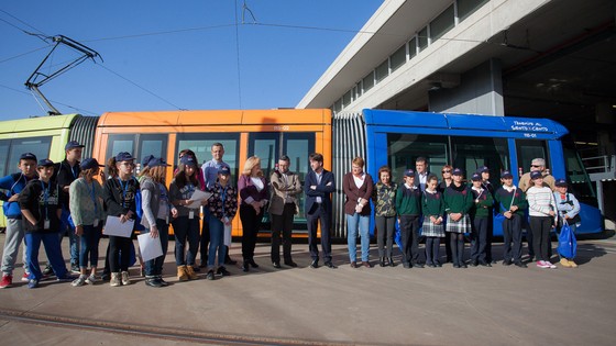 Imagen de El Cabildo y el Ayuntamiento de La Laguna fomentan la lectura entre los escolares con la V Edición del proyecto ‘Leemos en el tranvía’ 