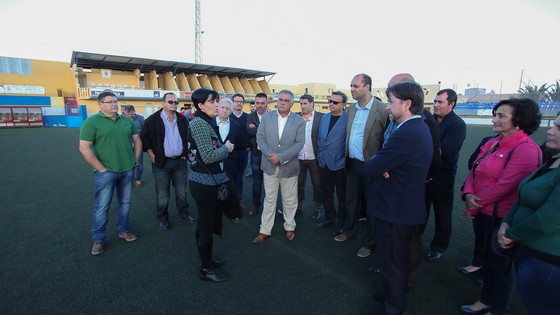 Imagen de El Cabildo, el Ayuntamiento de Granadilla y la Federación invierten unos 198.000 euros en el nuevo césped del campo de fútbol La Palmera