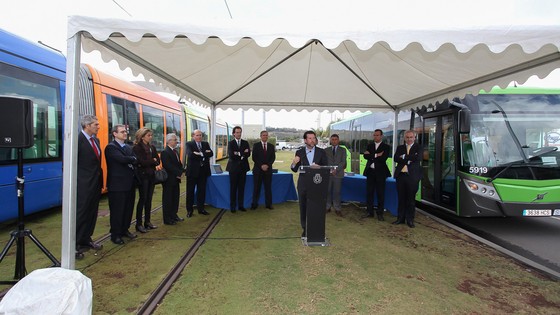 Imagen de El Cabildo implanta la tarjeta sin contacto en las guaguas y el tranvía para mejorar el transporte público