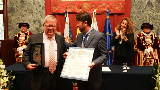 Imagen de La Asociación de Alfombristas de La Orotava recibe la Medalla de Oro de la isla de Tenerife