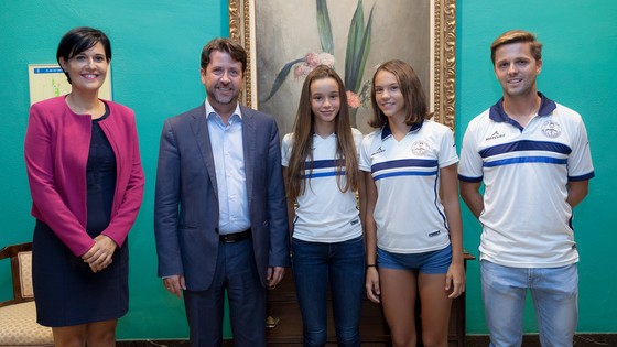 Imagen de El Cabildo distingue a Lucía Esparza y Eloína Peña por sus títulos de campeonas de España de atletismo