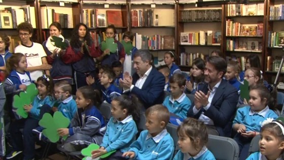 Imagen de Los escolares protagonizan el comienzo del Maratón de Poesía que se celebra en la Librería del Cabildo
