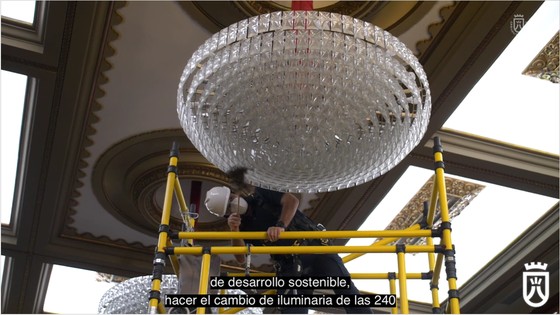Imagen de El Cabildo cambia las 240 luces de las lámparas del Salón Noble por otras de tecnología Led