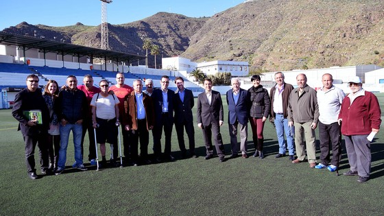 Imagen de El Cabildo, el Ayuntamiento de Santa Cruz y la FTF dotarán el campo de fútbol de La Salud con un nuevo césped artificial